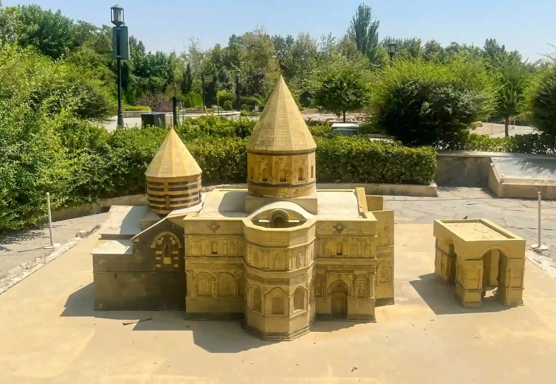 ماکت کلیساهای ارمنی در باغ موزه مینیاتوری تهران
